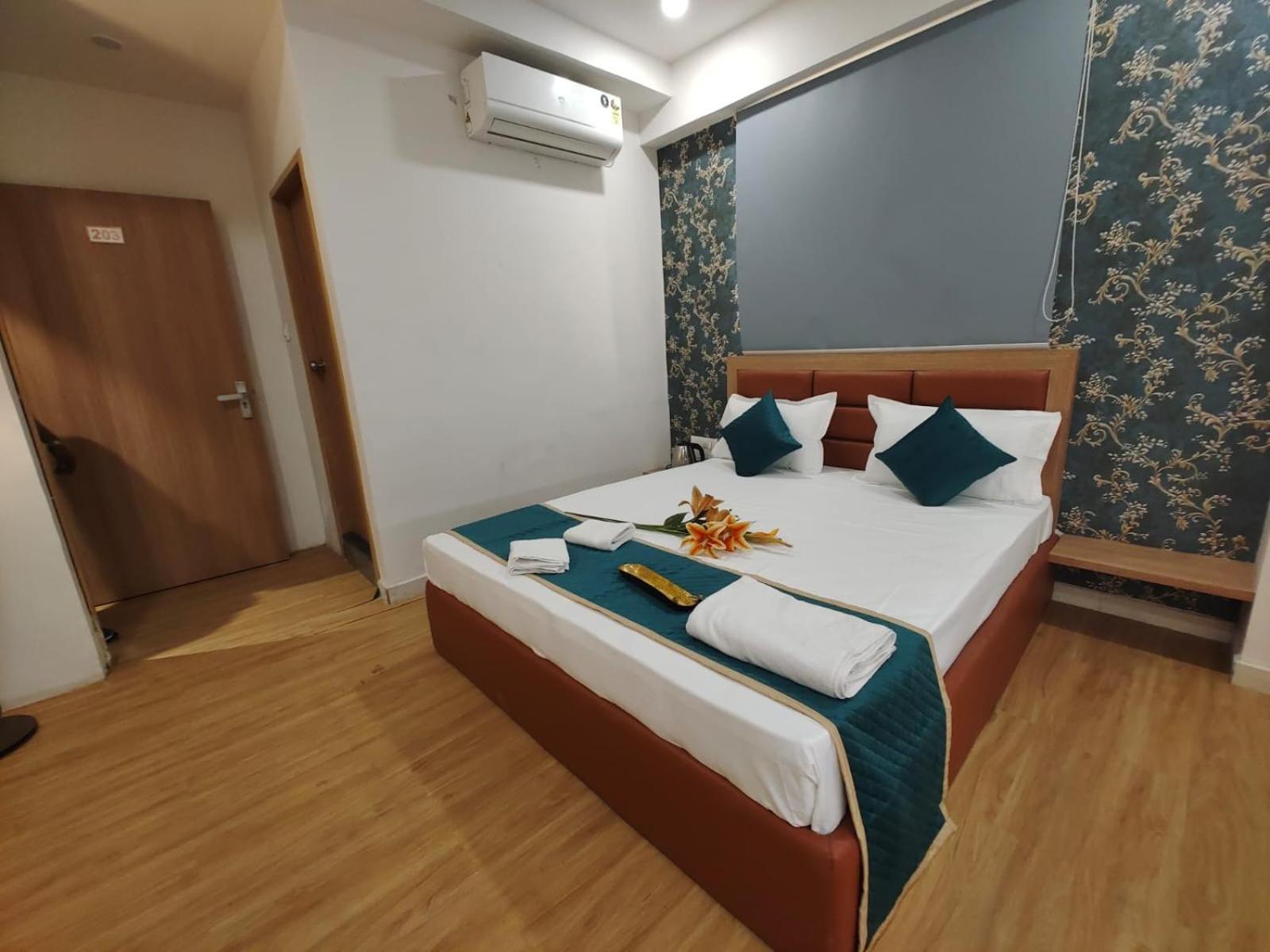 Hotel Prasang Surat Eksteriør bilde