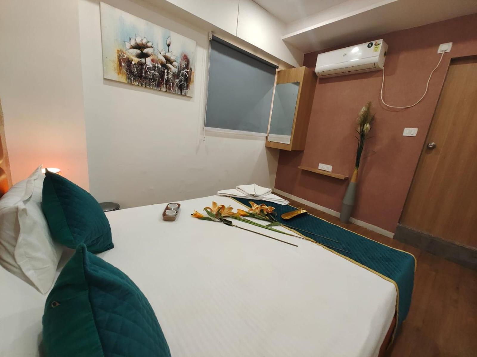 Hotel Prasang Surat Eksteriør bilde