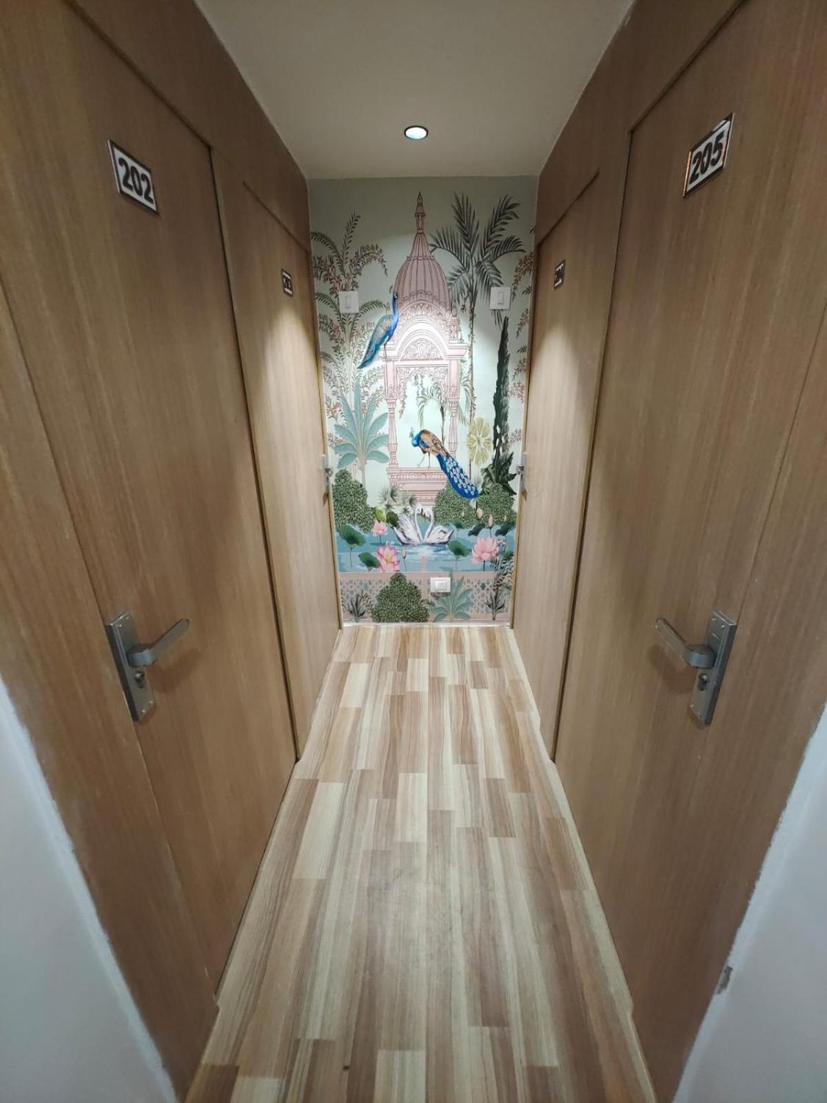 Hotel Prasang Surat Eksteriør bilde