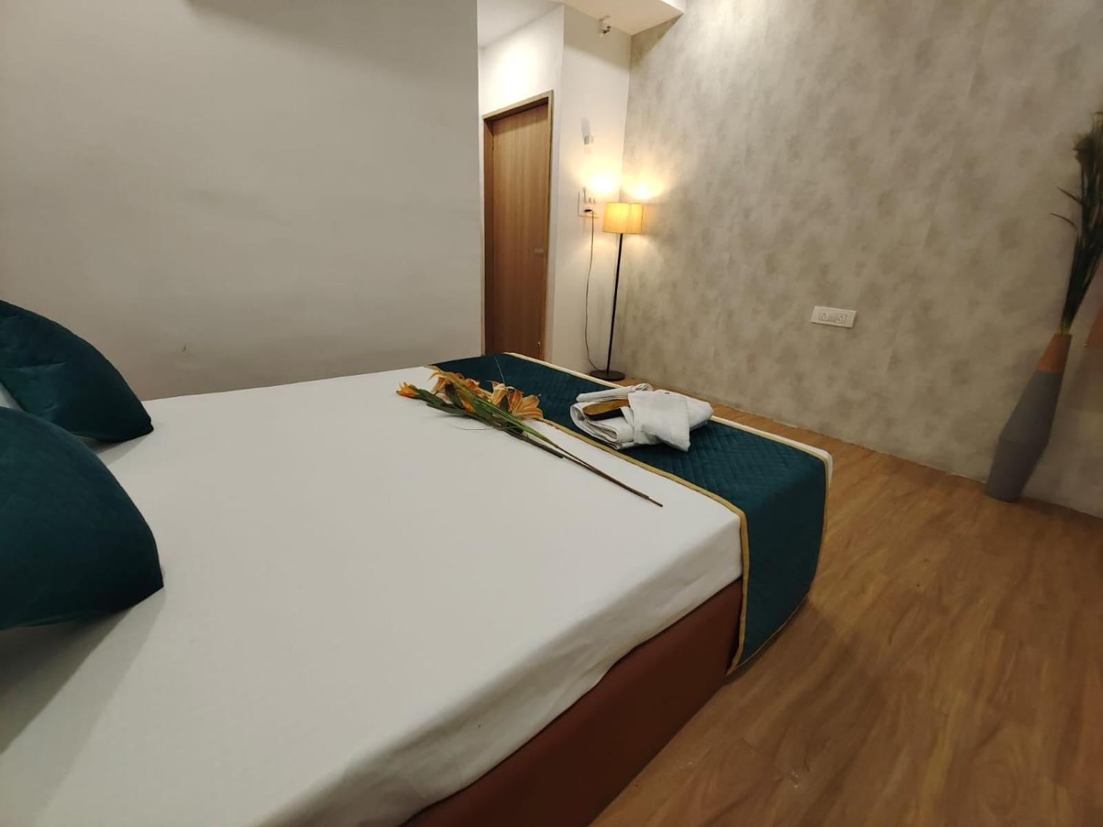 Hotel Prasang Surat Eksteriør bilde