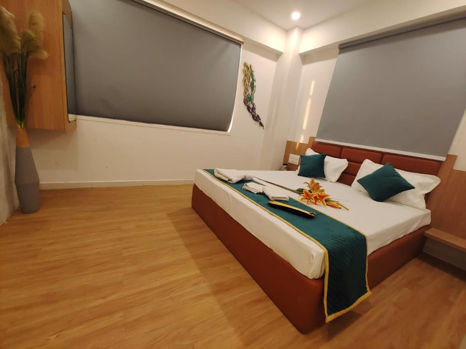 Hotel Prasang Surat Eksteriør bilde